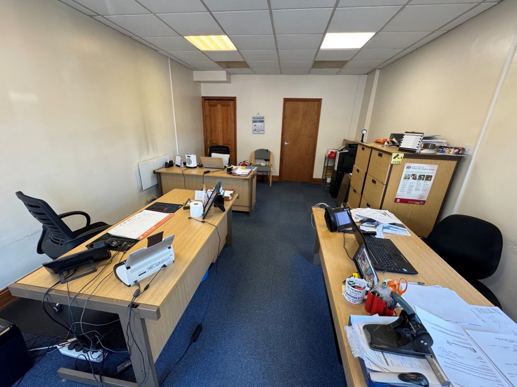 Lot: 36 - FREEHOLD COMMERCIAL AND RESIDENTIAL INVESTMENT - Office - alternative view